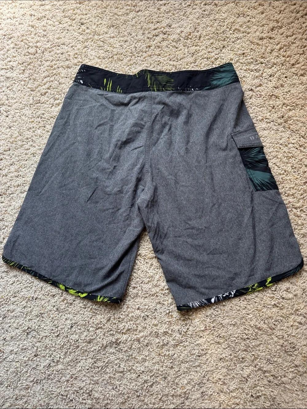 Oakley Men’s Gray Board Shorts with Neon Green Accents, Mens size 30 waist